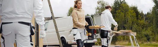 Schilders hard aan het werk in goede werkkleding