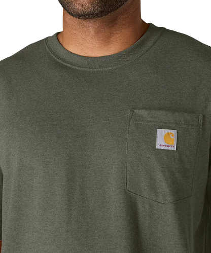 Carhartt t-shirt met borstzak K87 groen aan voorkant details