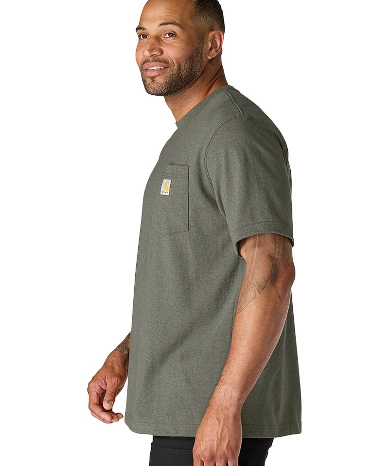 Carhartt t-shirt met borstzak K87 groen aan zijkant