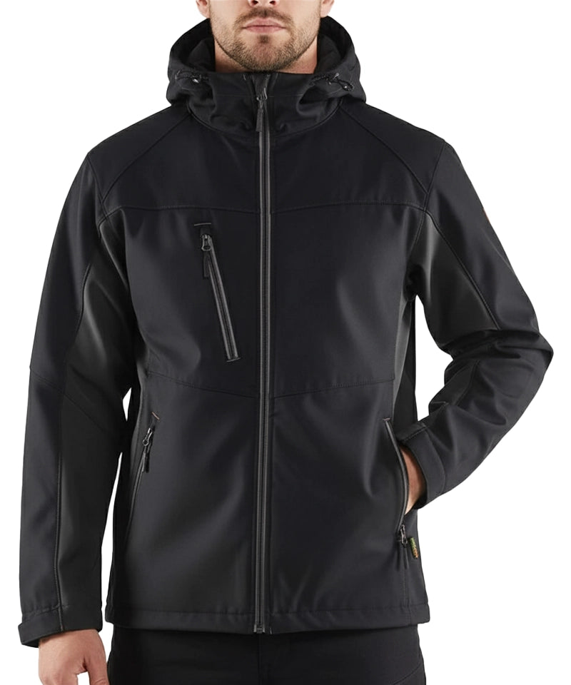 Softshell jas Blaklader met capuchon aan foto model