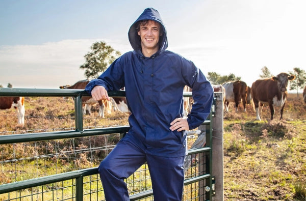 Guiran Waterdichte overalls met capuchon voor heren, regenoveralls, werkkleding, regenjas, veiligheidspakken, zwart, 3XL Guiran Waterdichte overalls met capuchon voor heren, regenoveralls, werkkleding, regenjas, veiligheidspakken, zwart, 3XL